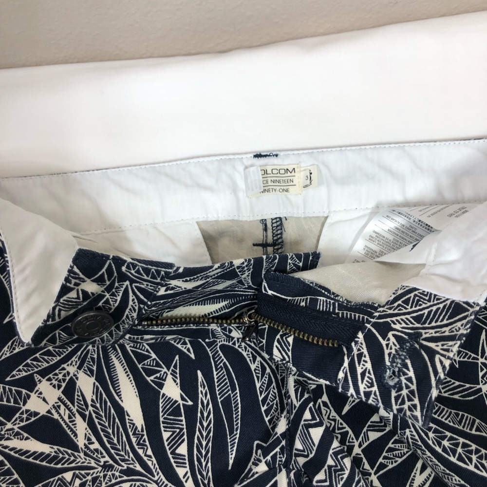 Volcom Frochickie Cotton Blend Navy Ivory Tropical Print Casual Shorts 3=S=26 - Picture 4 of 16